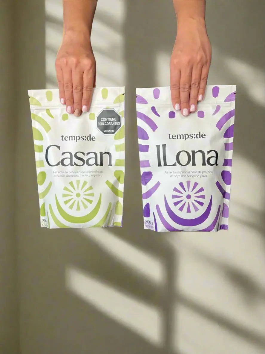 Empaques de Casan e Ilona sostenidos con las manos