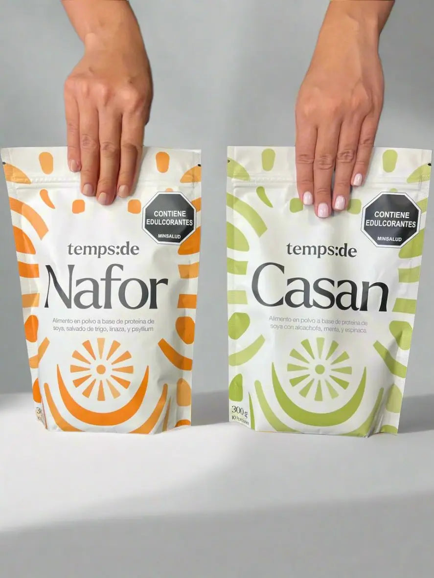 Empaques de Nafor y Casan sostenidos con las manos